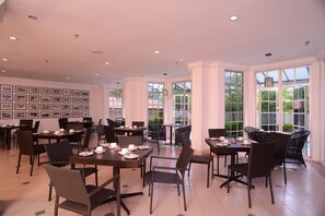 Petit déjeuner servi sur place