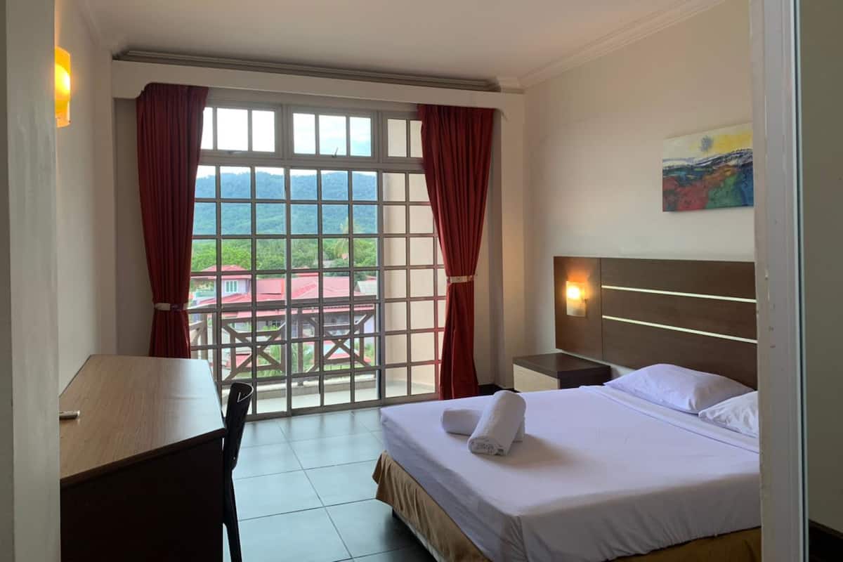 Standard Double or Twin Room | In-room safe, individually furnished, desk, bed sheets