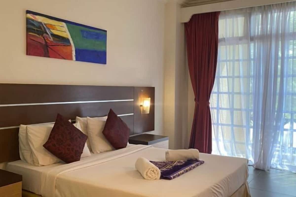 In-room safe, individually furnished, desk, bed sheets