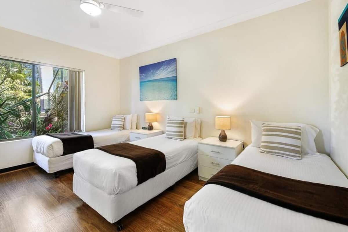 Iron/ironing board, free WiFi, bed sheets