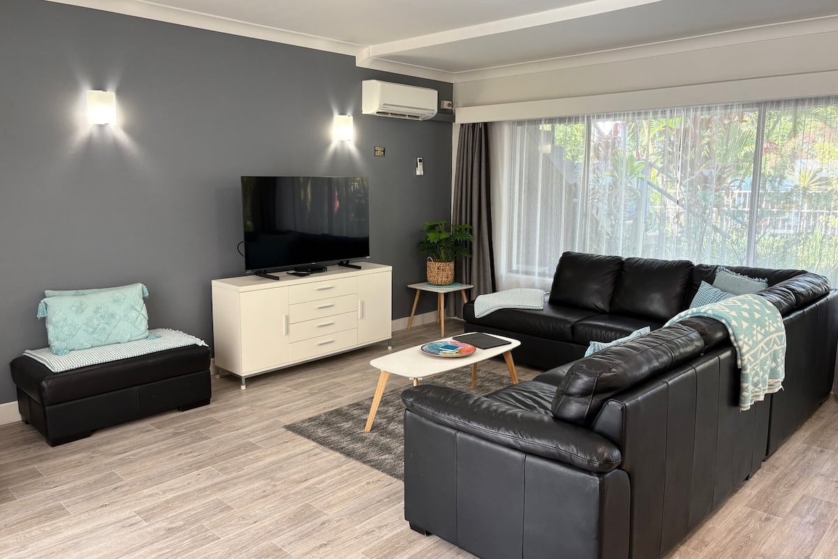 Apartment, 1 King Bed, Garden View | Iron/ironing board, free WiFi, bed sheets