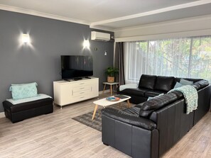 Apartment, 1 King Bed, Garden View | Iron/ironing board, free WiFi, bed sheets - Smugglers on the Beach (Korora)
