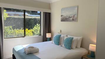 Apartment, 1 King Bed, Garden View