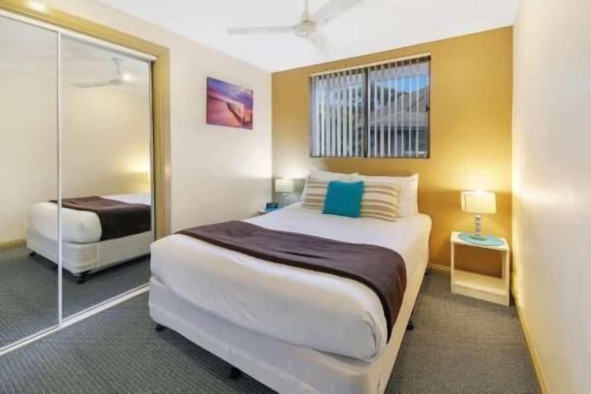 Iron/ironing board, free WiFi, bed sheets