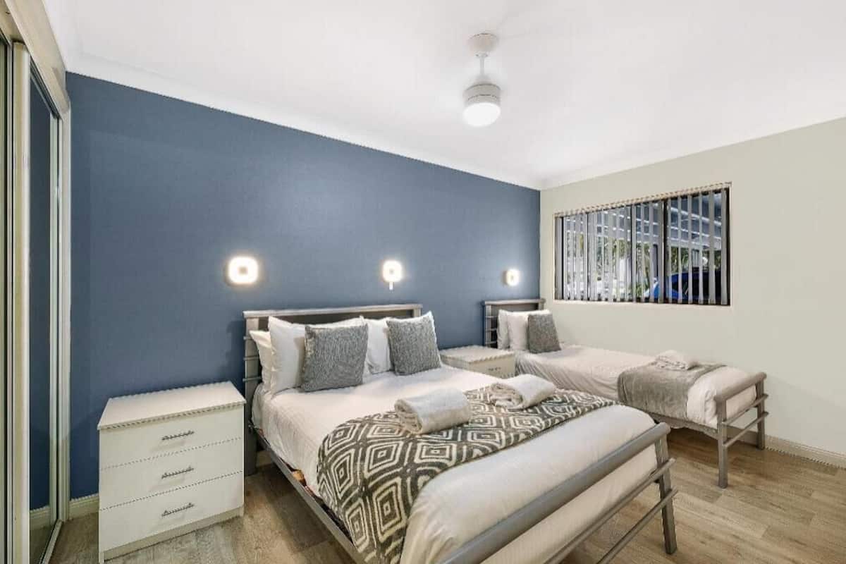 Iron/ironing board, free WiFi, bed sheets