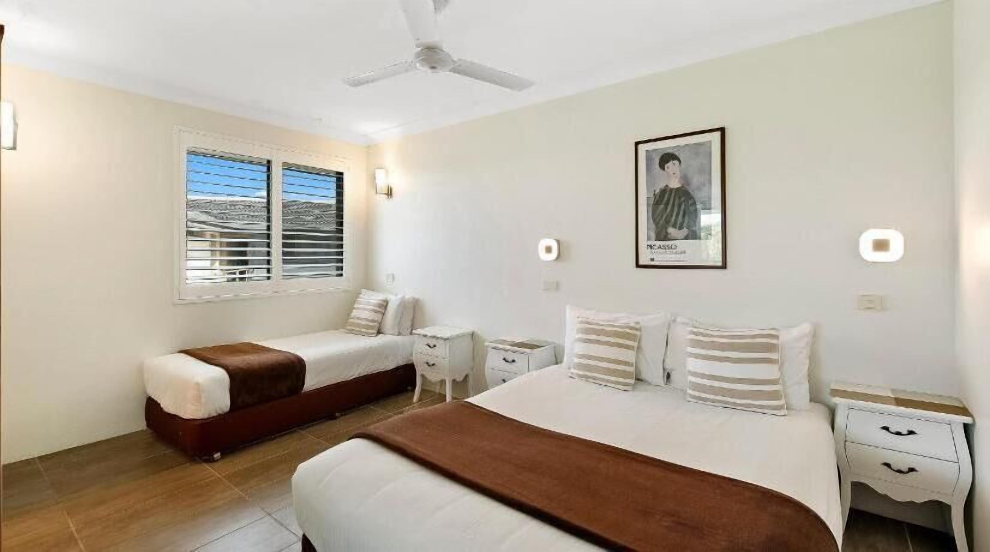 Seterika/papan seterika, Wi-fi percuma, cadar katil 