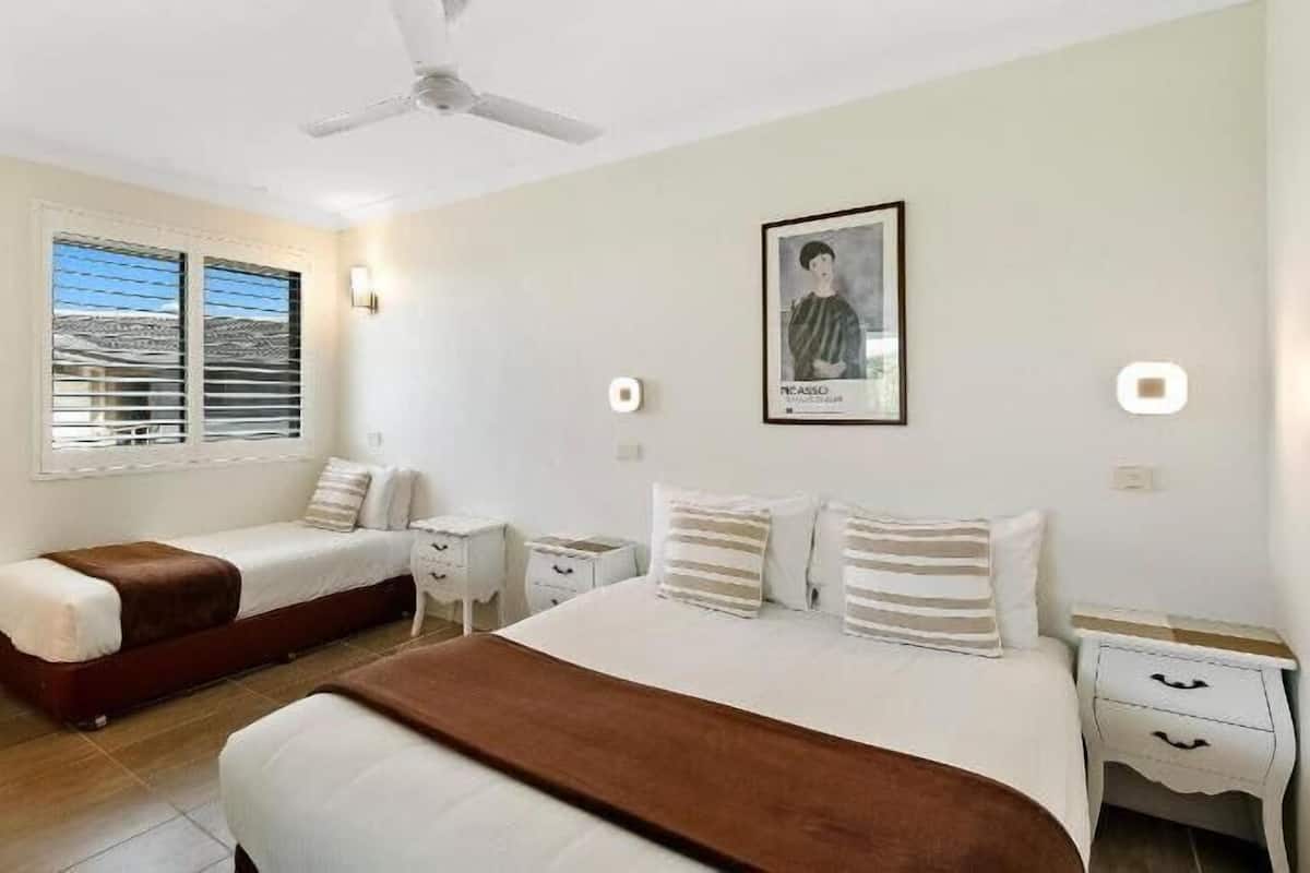 Iron/ironing board, free WiFi, bed sheets