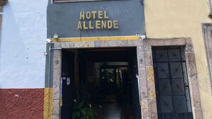 Front of property - Hotel Allende Morelia (Morelia)