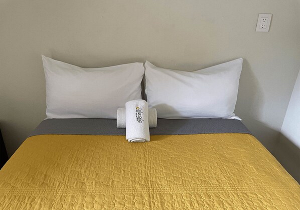 Escritorio, wifi gratis y ropa de cama 