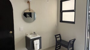 A bathroom with a sink, mirror, and a window. - Hotel Allende Morelia (Morelia)