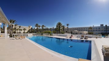 Piscine couverte, 4 piscines extérieures, parasols de plage