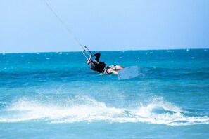 En la playa, camastros y sombrillas