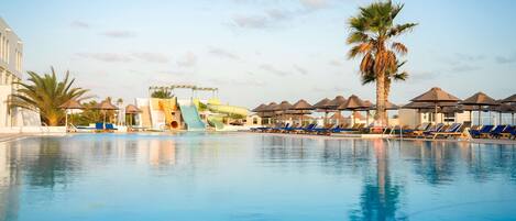 Innilaug, útilaug, sólstólar