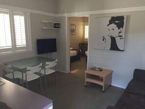 Iron/ironing board, cribs/infant beds, free WiFi, bed sheets - Brisbane Street Studios (Annerley)
