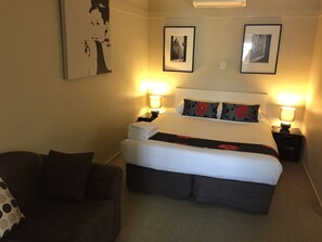 Iron/ironing board, cribs/infant beds, free WiFi, bed sheets - Brisbane Street Studios (Annerley)