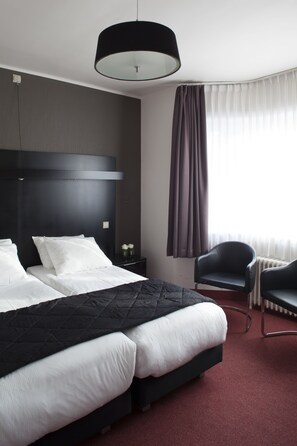 Zweibettzimmer | Zimmersafe, Schreibtisch, Bügeleisen/Bügelbrett, Babybetten