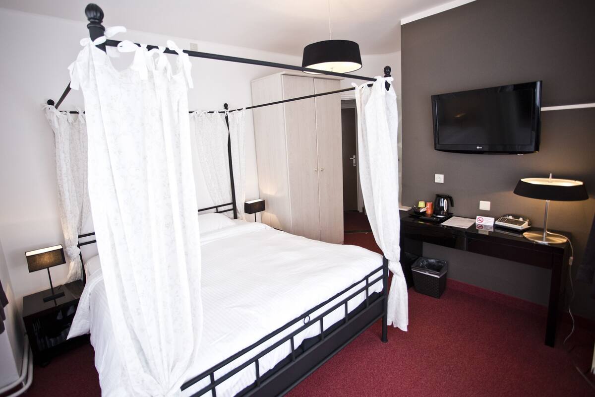 Double Room | In-room safe, desk, iron/ironing board (on request), cribs (surcharge)