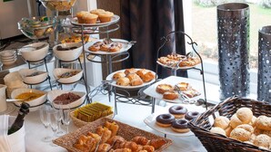 Petit déjeuner et dîner servis sur place