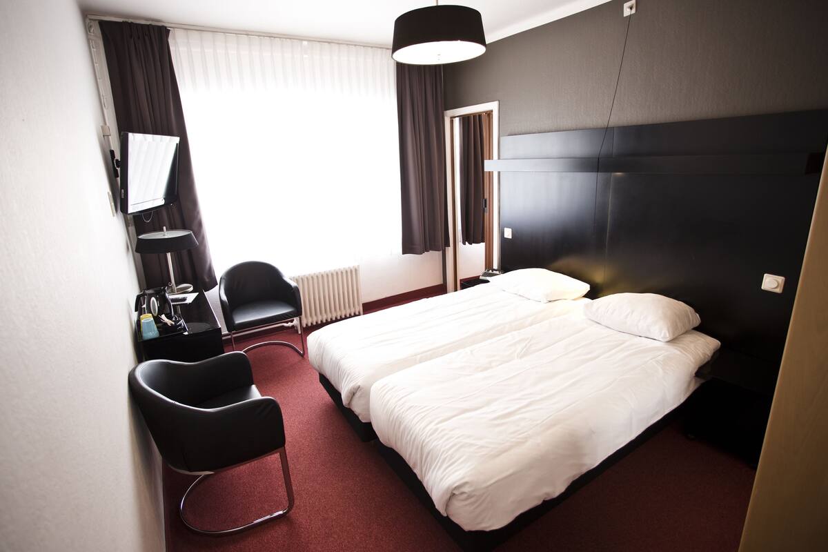 Family Room | In-room safe, desk, iron/ironing board (on request), cribs (surcharge)