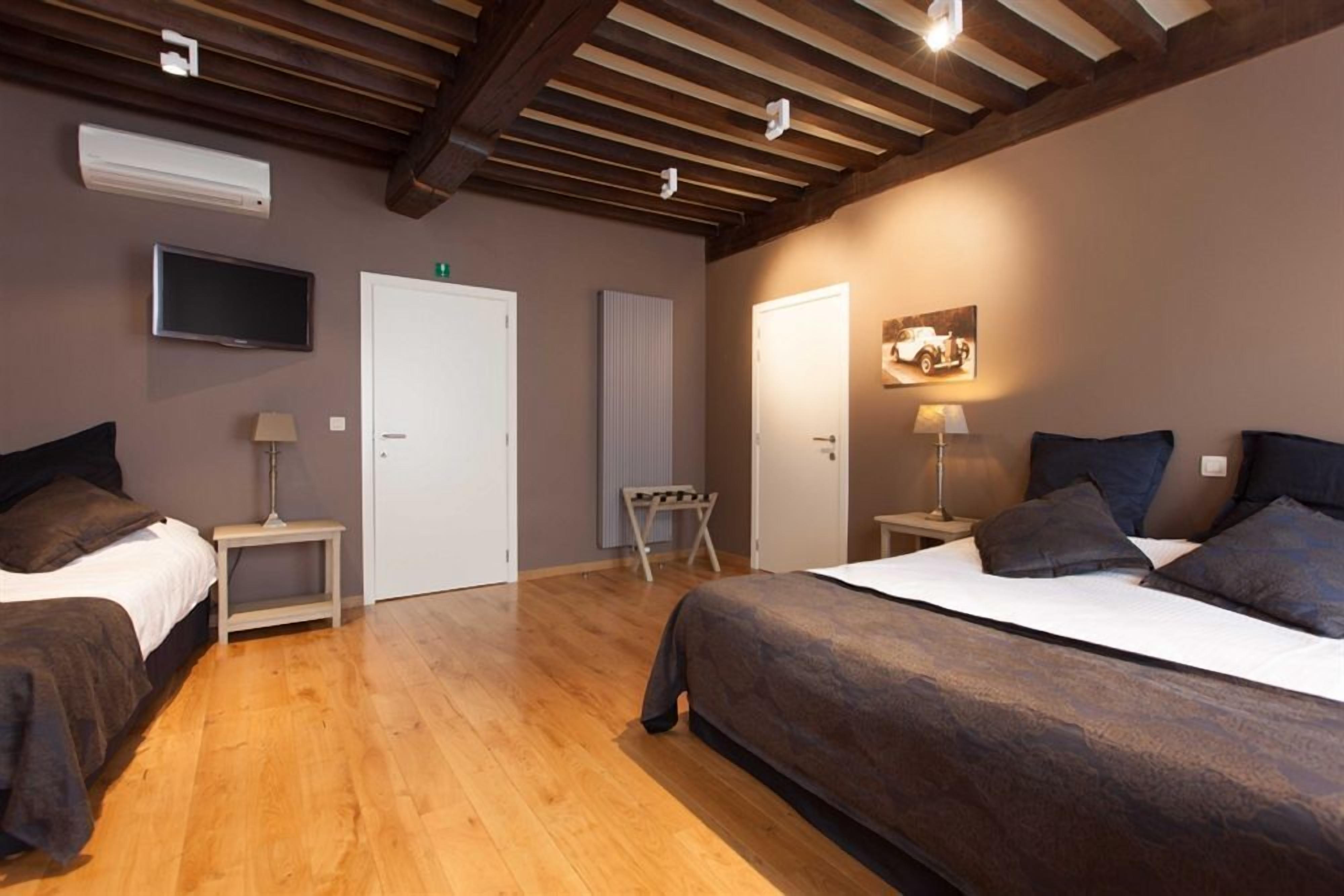 triple room | hypo-allergenic bedding, desk, iron/ironing board, cots/infant beds