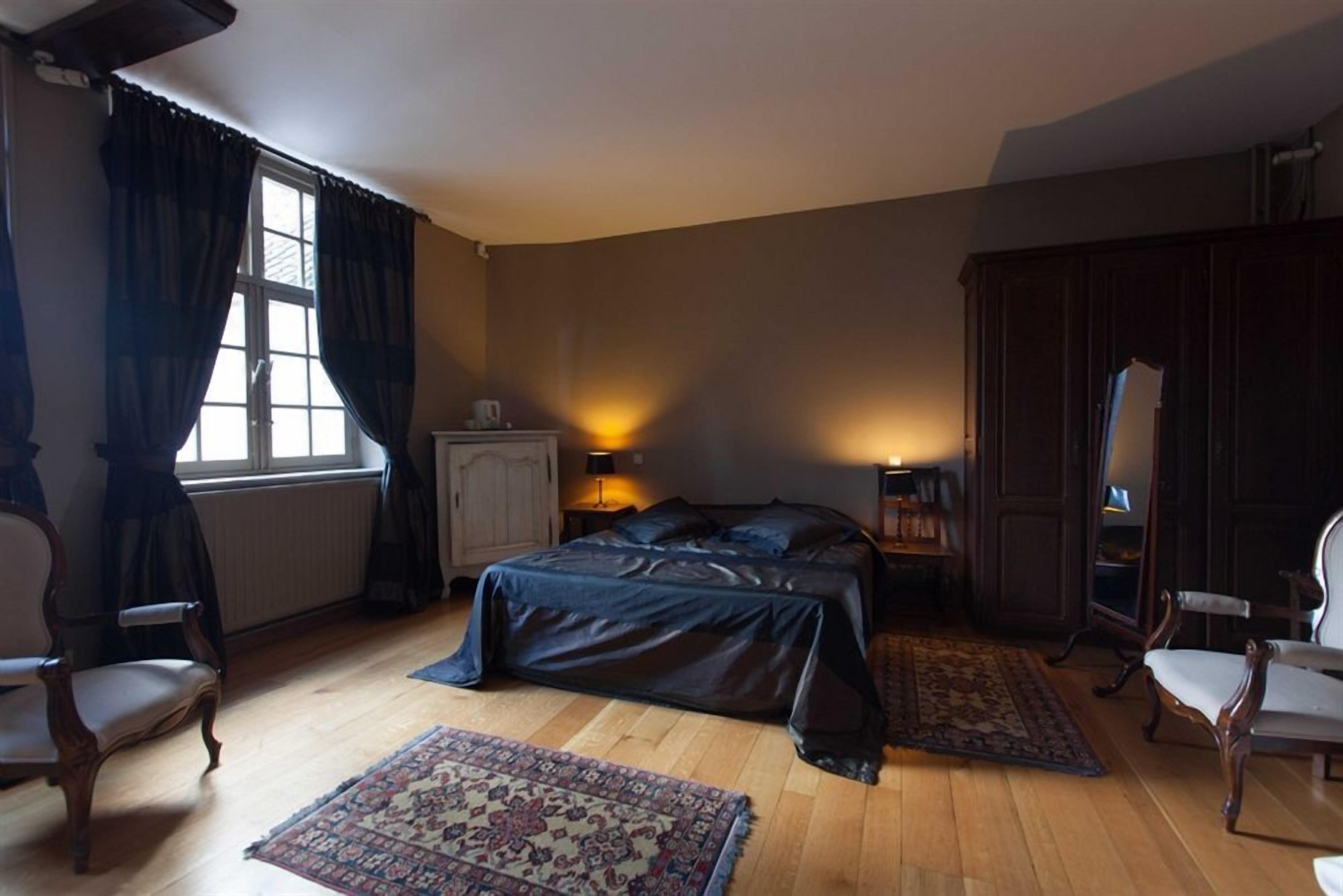 double room | hypo-allergenic bedding, desk, iron/ironing board, cots/infant beds