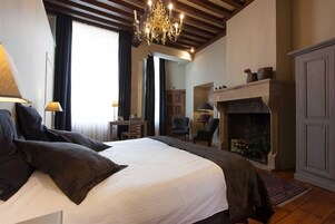 Ropa de cama hipoalergénica, escritorio y tabla de planchar con plancha 