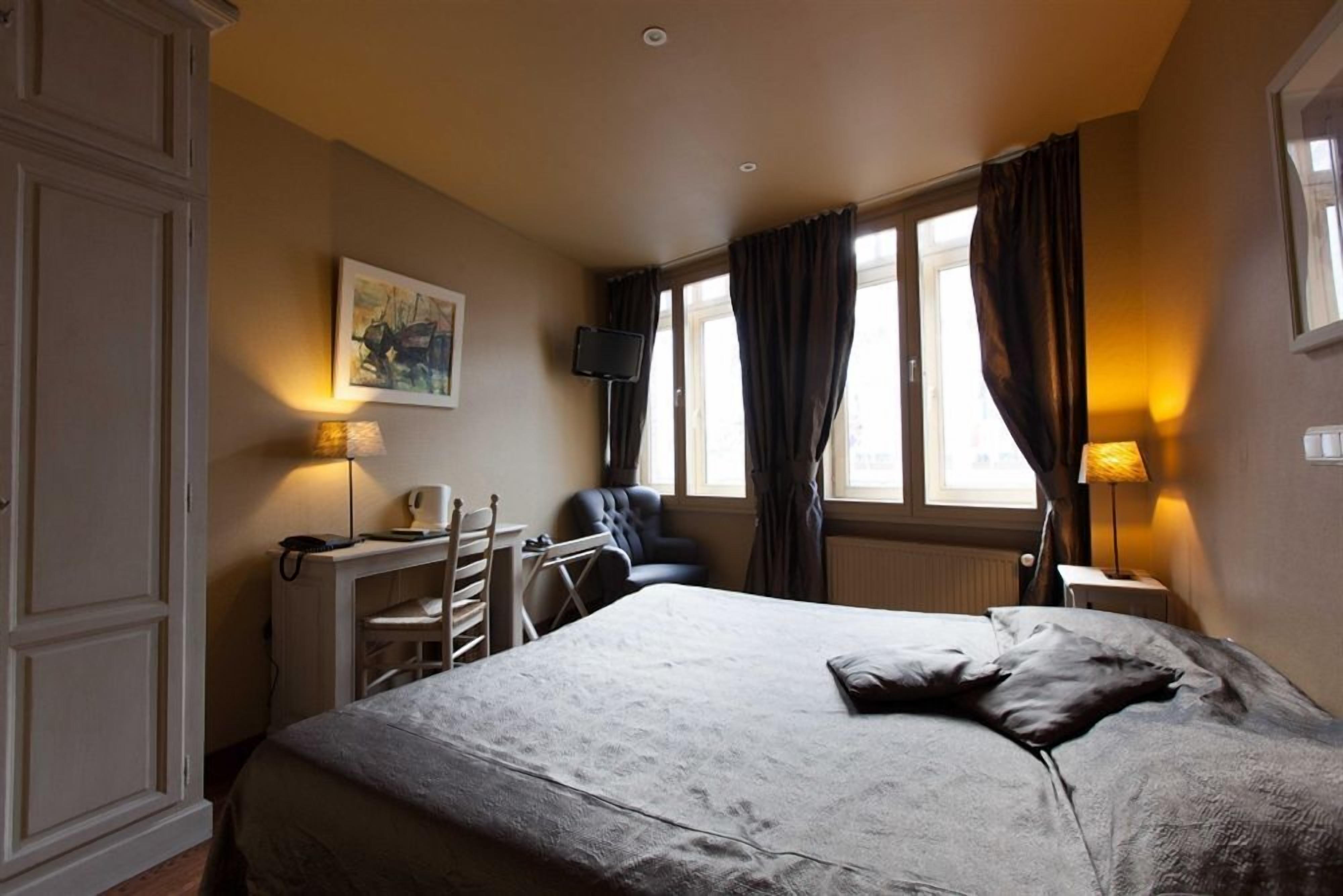 hypo-allergenic bedding, desk, iron/ironing board, cots/infant beds