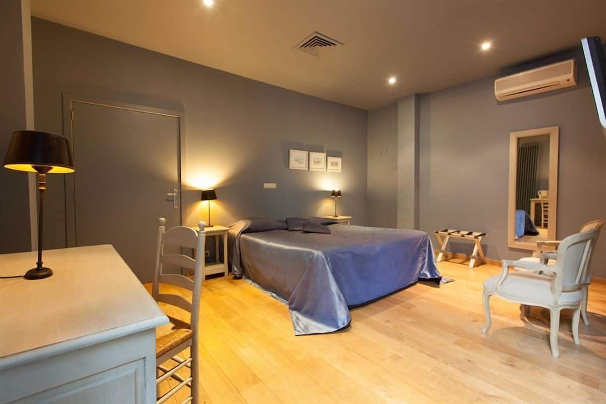 hypo-allergenic bedding, desk, iron/ironing board, cots/infant beds