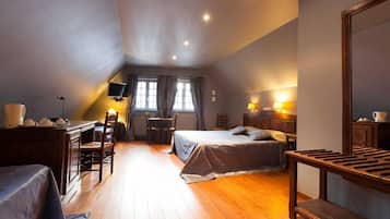 Habitación cuádruple | Ropa de cama hipoalergénica, escritorio y tabla de planchar con plancha