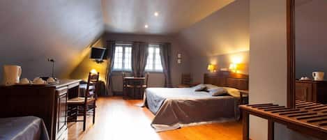 Habitación cuádruple | Ropa de cama hipoalergénica, escritorio y tabla de planchar con plancha