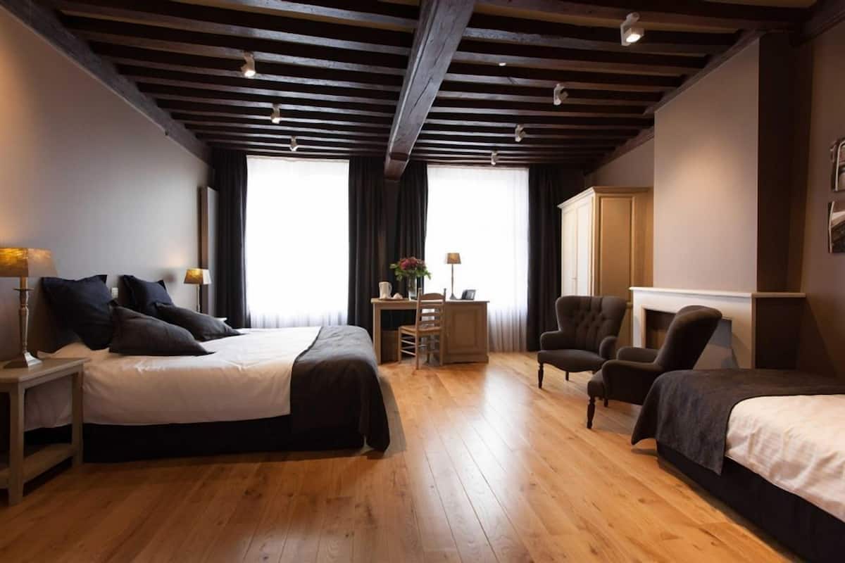 hypo-allergenic bedding, desk, iron/ironing board, cots/infant beds