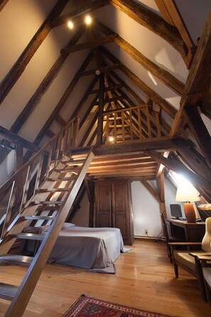 Hypo-allergenic bedding, desk, iron/ironing board, cots/infant beds - Hotel Boterhuis (Bruges)