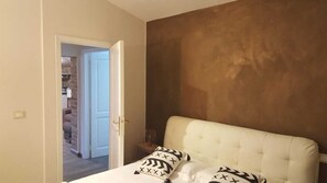 Departamento Confort | Insonorización, tabla de planchar con plancha y ropa de cama 