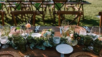 Piscine extérieure, parasols de plage, chaises longues