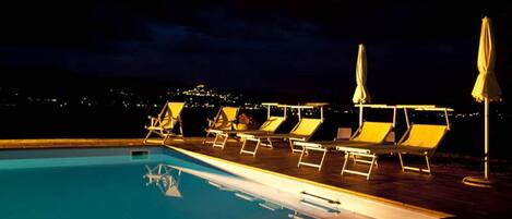 Piscina all'aperto, ombrelloni da piscina, lettini