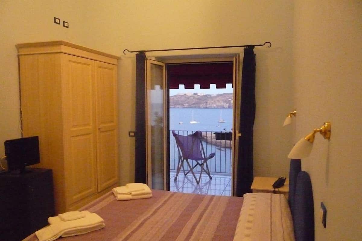Chambre Double Standard, balcon, vue mer | Minibar, coffres-forts dans les chambres, bureau