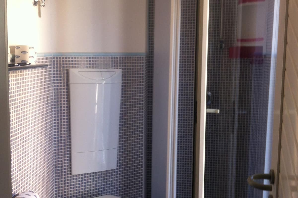 quadruple room, balcony, sea view | bathroom | shower, hair dryer, slippers, bidet
