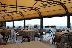 Serviço de almoço e jantar; frutos do mar, vistas para o mar