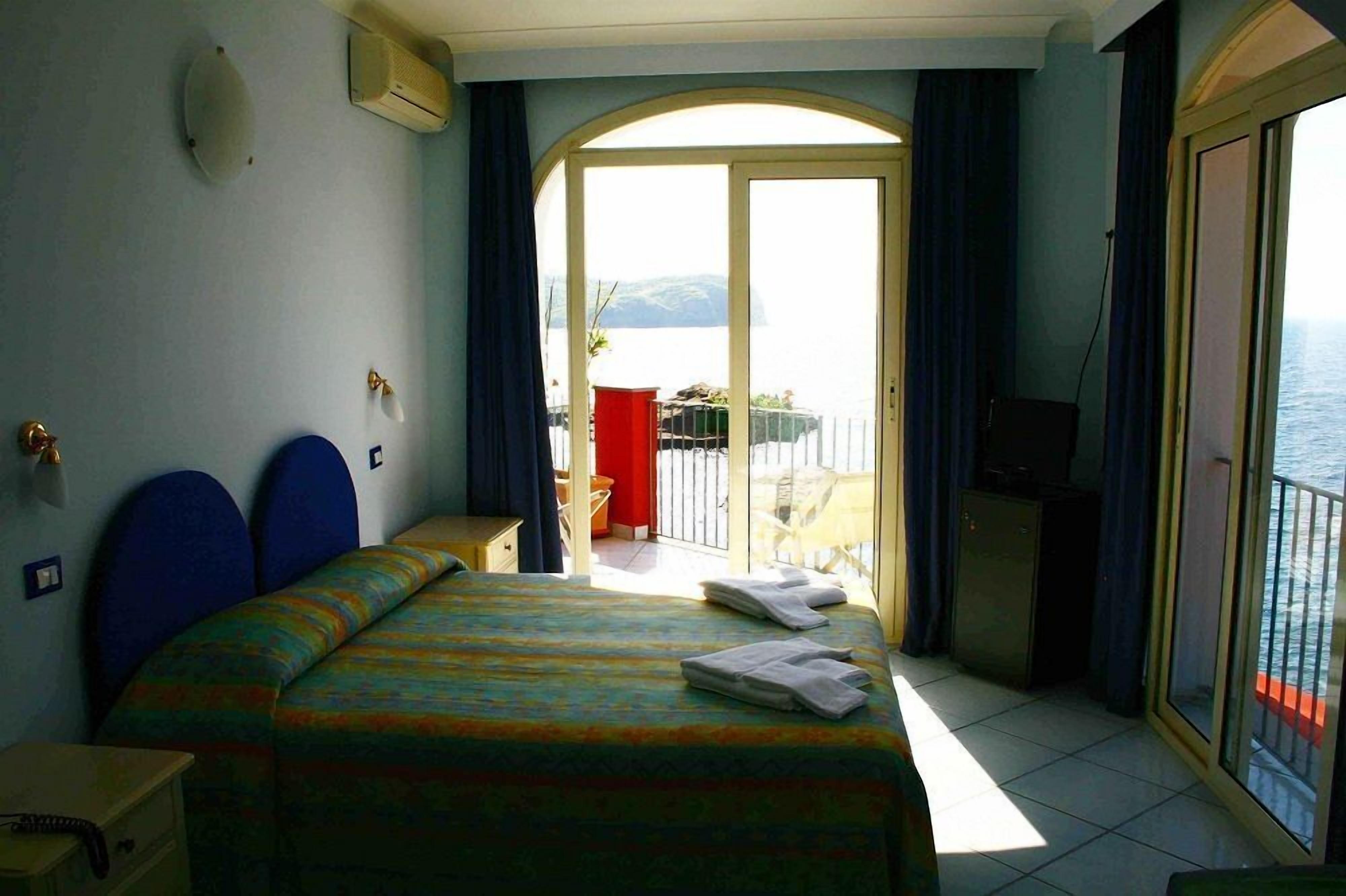 standard double room, balcony, sea view | minibar, in-room safe, desk, cots/infant beds