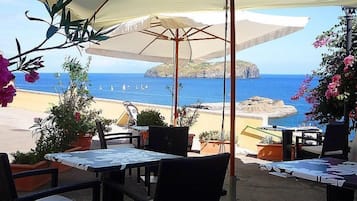 Lunch, dinner served; seafood, sea views