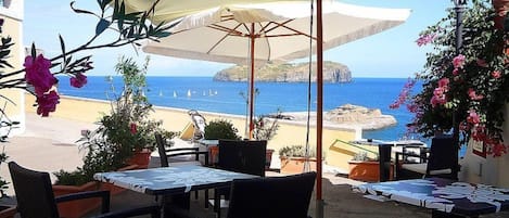 Déjeuner et dßner servis sur place, vue sur la mer