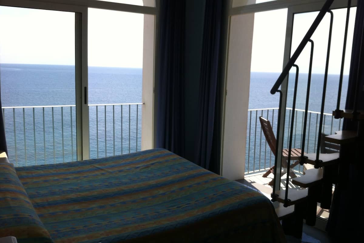 quadruple room, balcony, sea view | minibar, in-room safe, desk, cots/infant beds