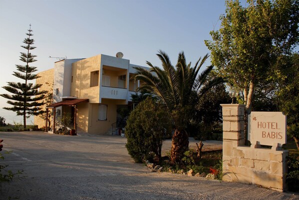 A two-story building with a sign indicating it is a hotel named "HOTEL DABIS". - Hotel Babis (Rethymno)