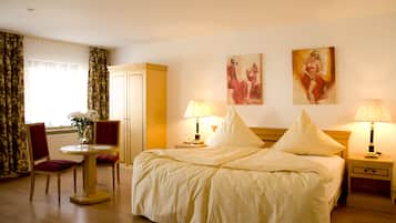 Meja kerja, setrika/meja setrika, dan tempat tidur bayi (biaya tambahan)