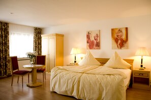 Escritorio, tabla de planchar con plancha, cunas y wifi gratis 