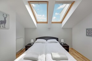 Deluxe Apartment, 1 Bedroom, Balcony (Mysliwska 22 street) | Iron/ironing board, cribs/infant beds, rollaway beds