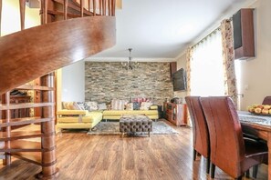 Departamento superior, 2 habitaciones, balcón (6 adults; Mysliwska 43 Street ) | Sala de estar | Reproductor de DVD 