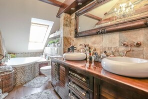 Apartamento superior, 2 quartos, sacada (6 adults; Mysliwska 43 Street ) | Banheiro | Secador de cabelo, bidê