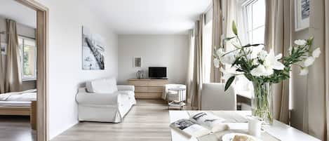 Appartement Supérieur, 1 chambre, vue fleuve (Ponczosznikow Street) | Coin séjour | Télévision à écran plat de 32 pouces avec chaßnes par cùble