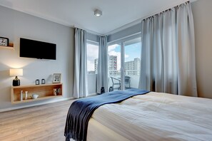 Studiolejlighed - balkon (Lakowa 60 street) | Stue | 32-tommers fladskærms-tv med kabelkanaler, LCD-tv